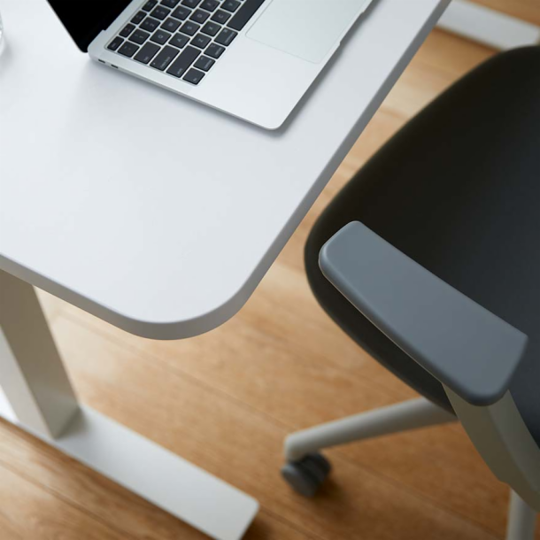 Hipso HeightAdjustable Desk 57" x 29" Knoll