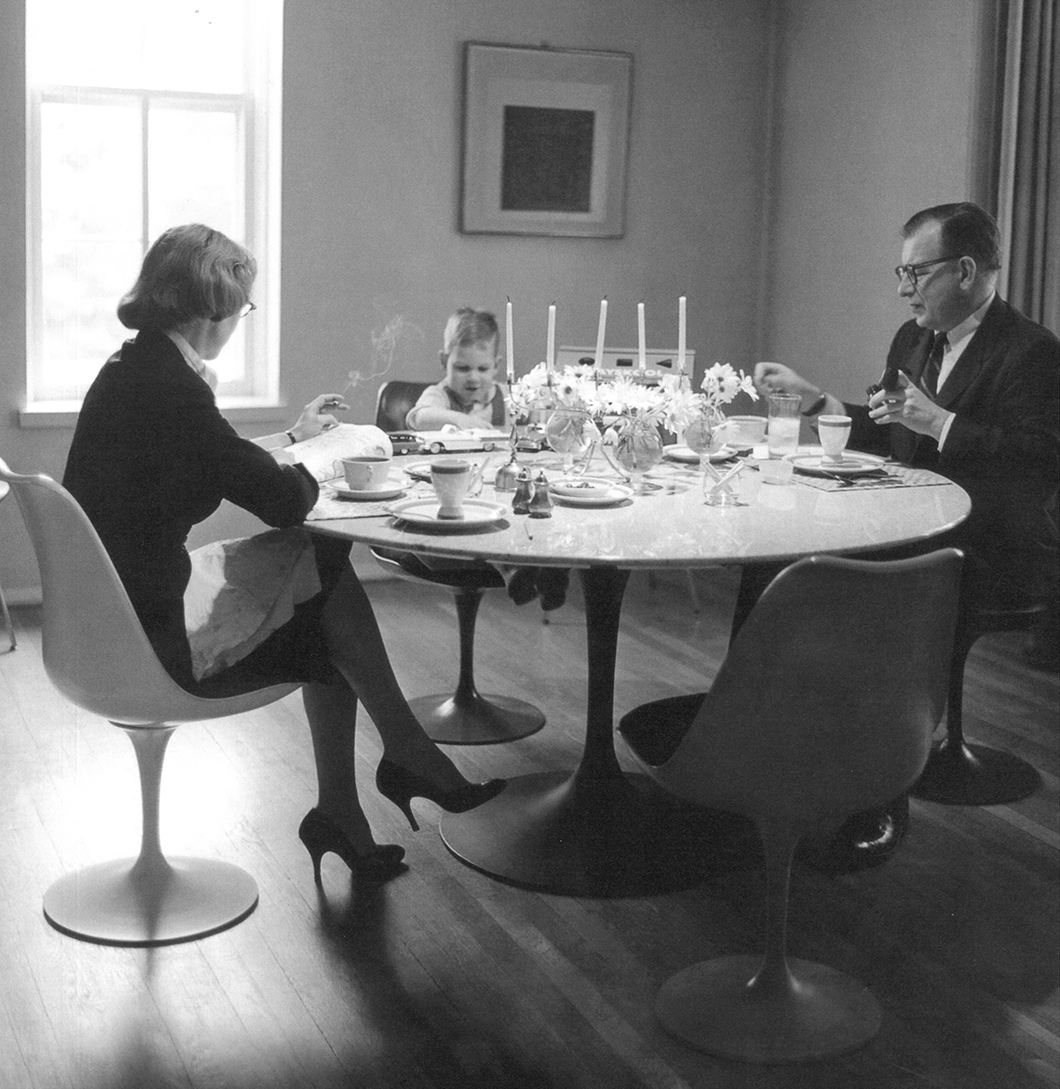 Aline, Eames and Eero enjoy dinner at home in Bloomfield HIlls, 1959 | PC: Manuscript Archives, Yale University Press | Knoll Inspiration