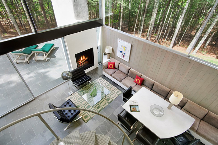 Charles Gwathmey's Sedacca House in New York | Brno Chair, Barcelona Chair and Barcelona Coffee Table | PC: Sotheby's International Realty | Knoll Inspiration