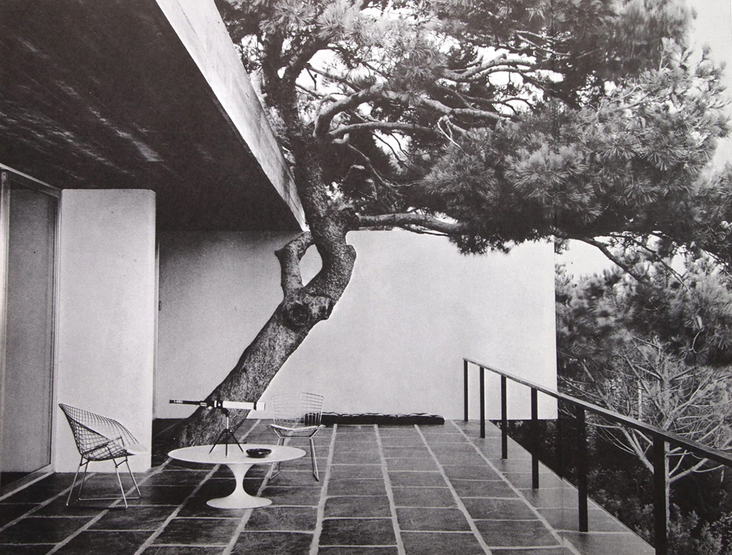 Pierre Soulages in Mont Saint-Clair, Sète | PC: Musée Soulages | Featured: Bertoia Diamond Chair, Saarinen Coffee Table | Knoll Inspiration