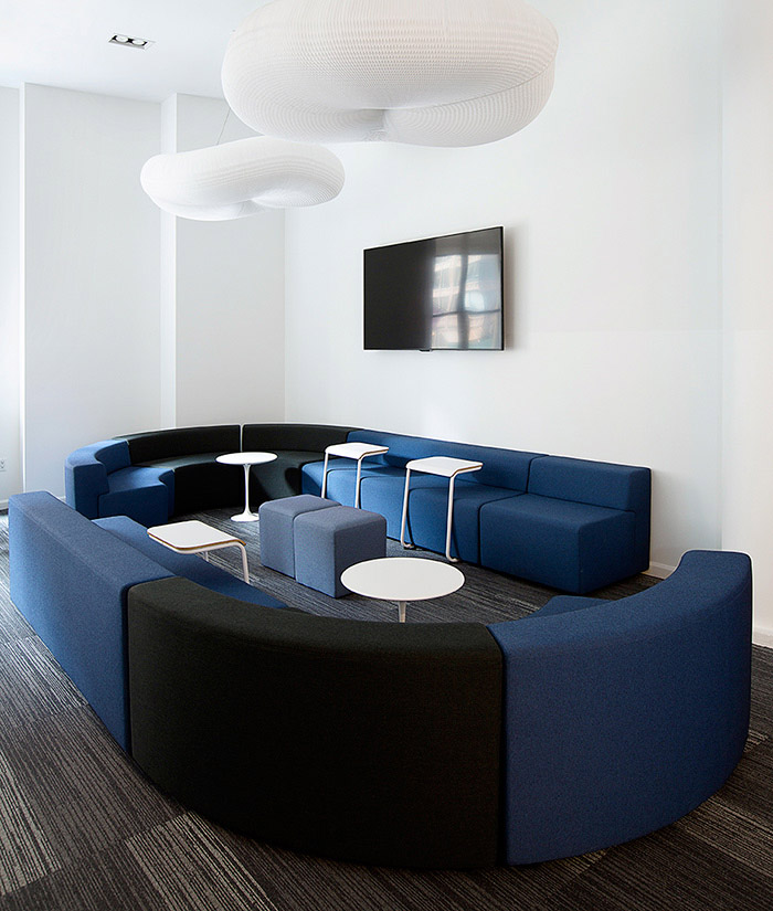 Modular soft-seating defines activity spaces throughout Civic Hall and is easily reconfigured as needs change. Pull-up tables provide an added worksurface in lounge areas and can double as casual seating as well.| Featured: k. Lounge Collection, Toboggan Pull Up Tables, Saarinen Side Tables