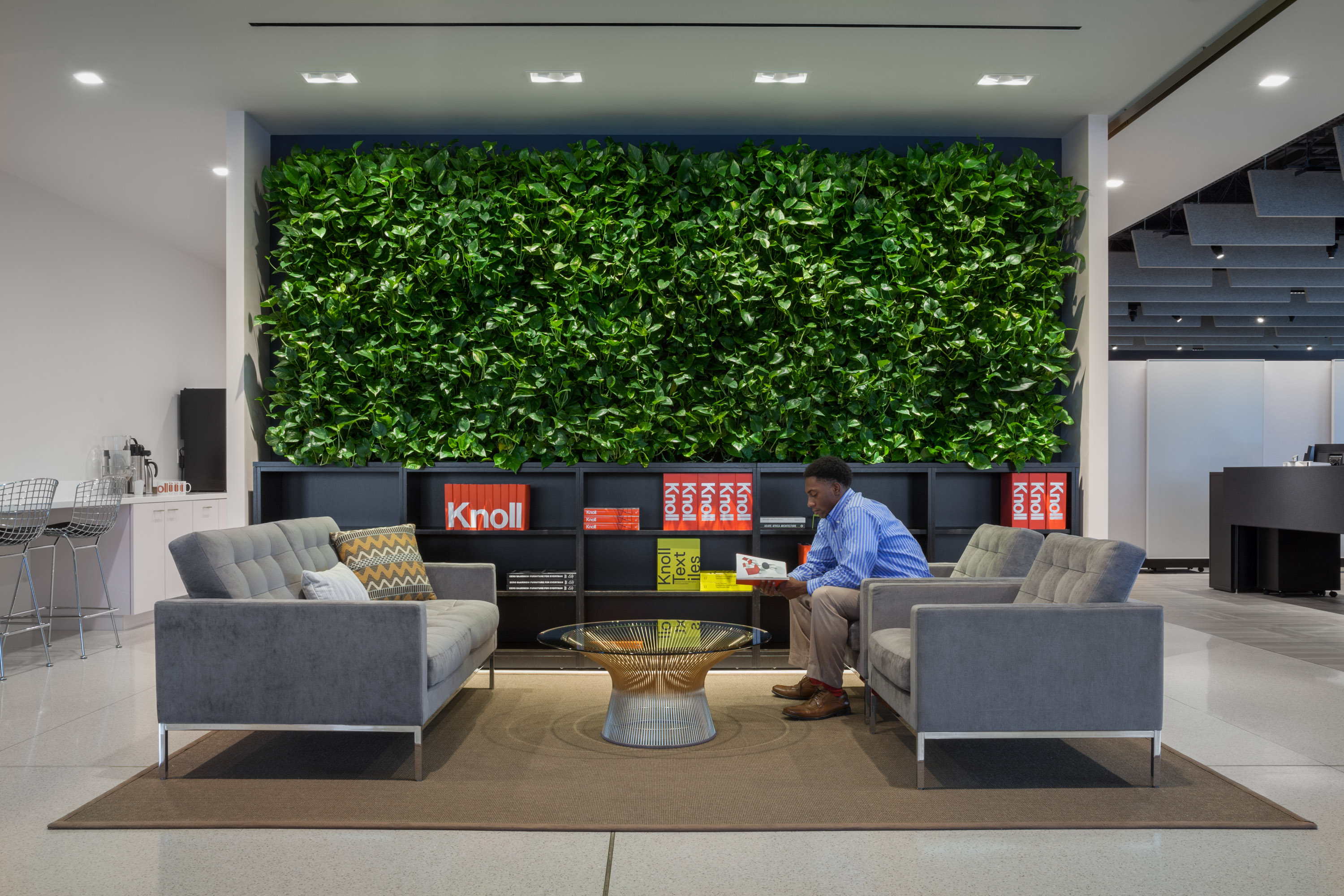 Florence Knoll™ Relaxed Sofa and Settee Knoll