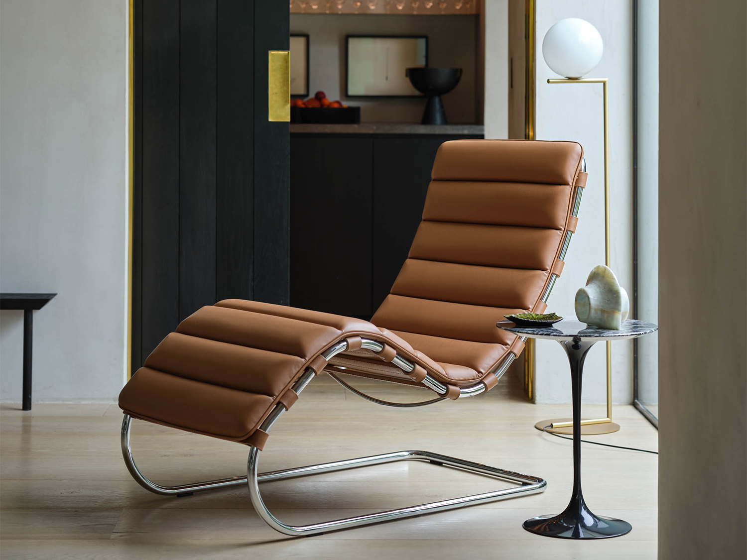 MR Chaise and Saarinen Side Table