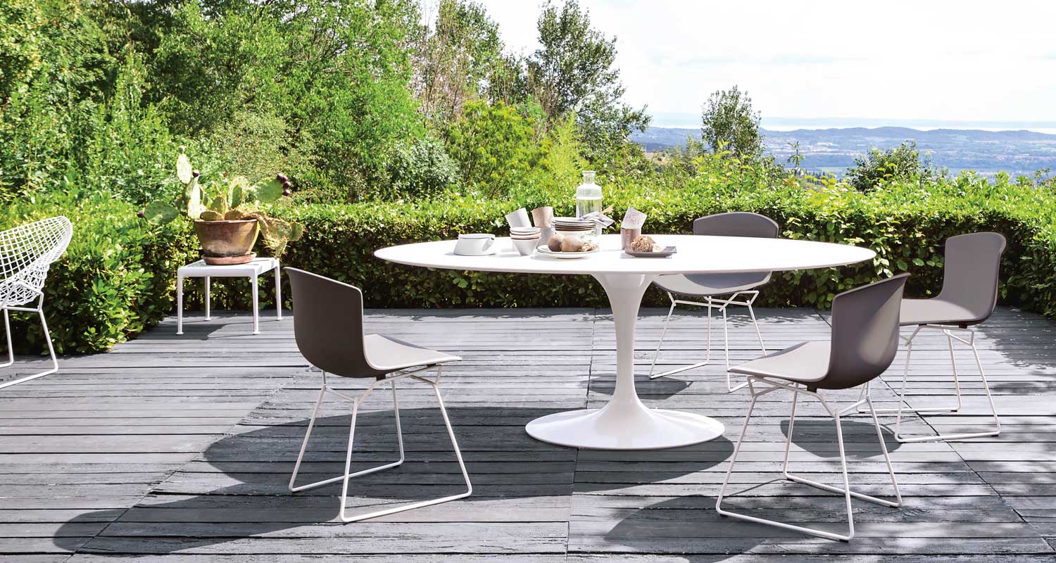 Knoll Outdoor Saarinen Dining Table with Bertoia Molded Shell Chairs