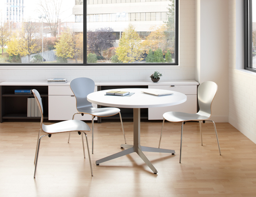 Dividends Horizon meeting table with Sprite chairs