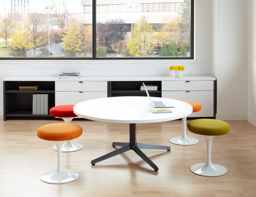 Knoll Dividends Horizon table with Saarinen Tulip stools