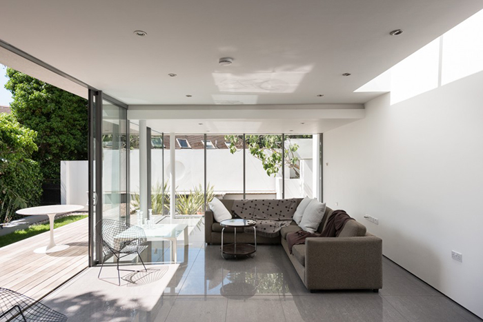 Bewdley, Worcestershire by Robert Swan | Product: Bertoia Diamond Chair & Saarinen Dining Table | Knoll Inspiration
