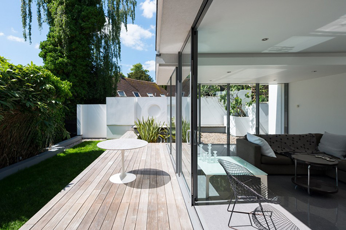 Bewdley, Worcestershire by Robert Swan | Product: Bertoia Diamond Chair & Saarinen Dining Table | Knoll Inspiration