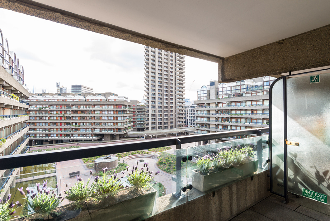 Bunyan Court Flat | Featured: Bertoia Bird Chairs, Laccio Tables | Knoll Inspiration