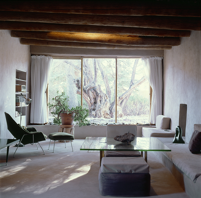 ＧＥＯＲＧＩＡ　Ｏ’ＫＥＥＦＦＥ　ＬＩＶＩＮＧ　ＭＯＤＥＲＮ Furniture Inspired by Georgia O'Keeffe's New Mexico Home