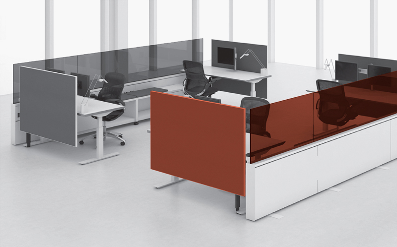 Antenna upholstered screens on Tone height-adjustable tables; Antenna glass screens on Fence
